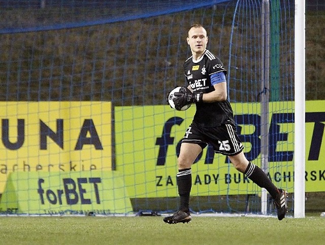 Michał Kołba  - 3 - po raz siódmy w meczach rozegranych w tym roku (na osiem spotkań) zachował czyste konto. Imponujące. Pewny i spokojny, zwłaszcza na przedpolu.  Miał też szczęście. Raz bowiem pomogła mu poprzeczka