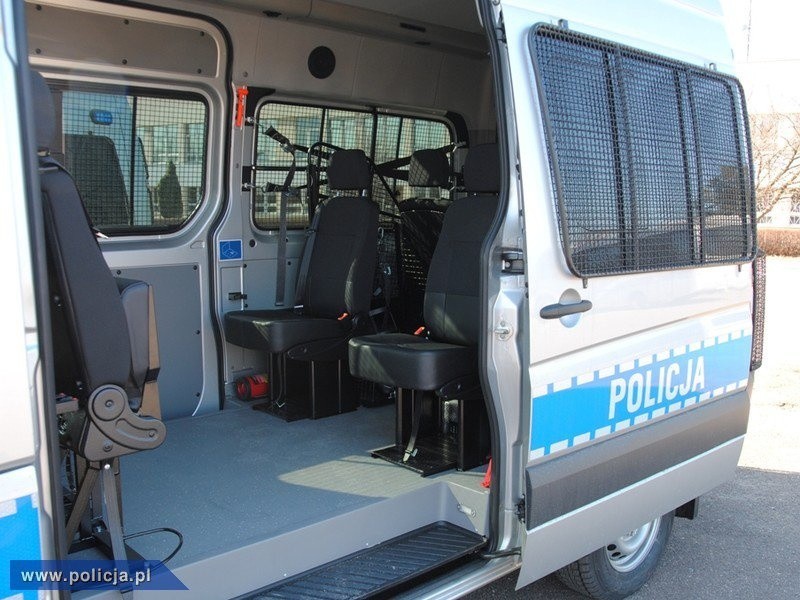 20–latek kierujący renault trafic, wjechał w ogrodzenie...