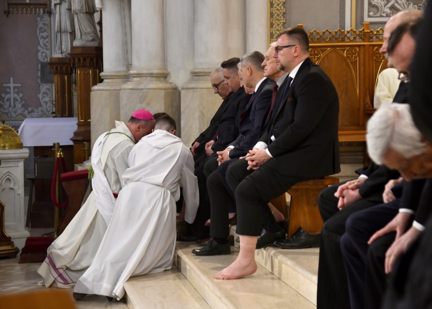 Uroczysta Msza Wieczerzy Pańskiej połączona BYŁA z obrzędem...