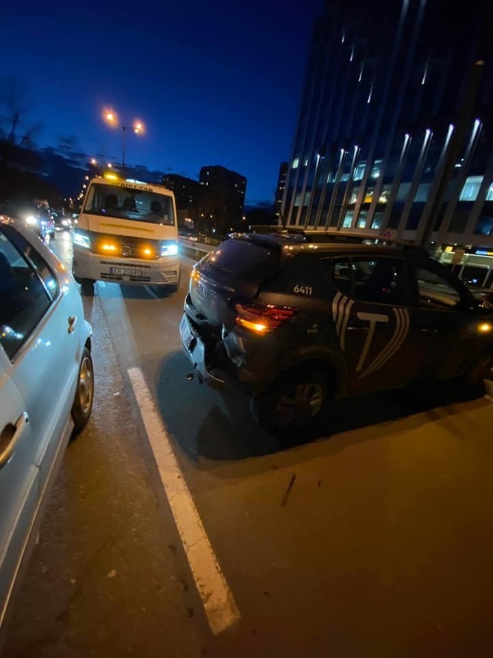 Kraków. Opolska totalnie zablokowana. Poważne zderzenie dwóch aut