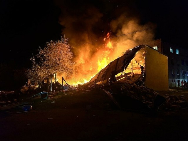 Mieszkańców alarmował wybuch i widok pożaru.