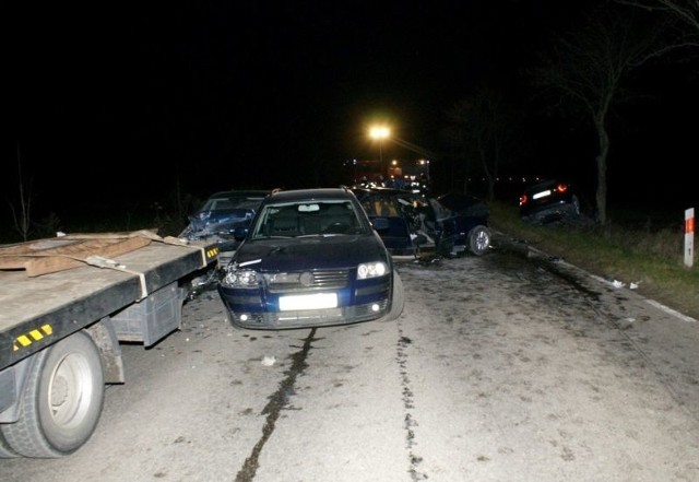 W wyniku karambolu cztery osoby trafiły do szpitala - kierowca golfa, dwoje pasażerów bmw oraz pasażer passata. Na szczęście okazało się, że po badaniach trzy osoby wróciły do swoich domów. Na obserwacji pozostała jedynie kobieta podróżująca bmw. Badanie alkomatem wykazało, że wszyscy uczestnicy zdarzenia byli trzeźwi. Teraz przyczyny i dokładne okoliczności wypadku ustalają policjanci z Komendy Miejskiej Policji w Łomży.