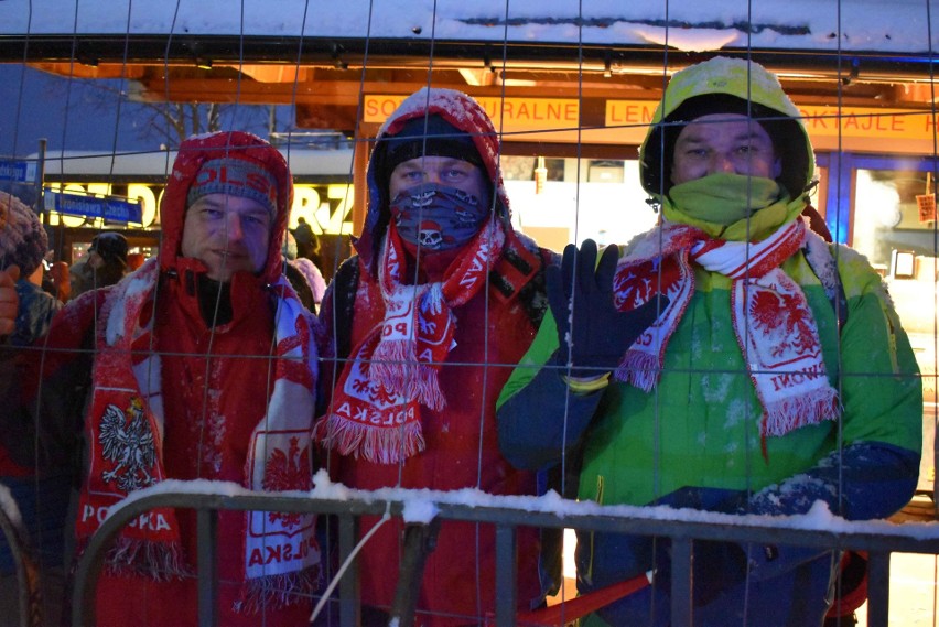 Skoki w Zakopanem. Skocznia pusta, a przed skocznią tłumy, grzane wino, zabawa i śpiew 