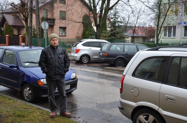 Pan Janusz nie mieszka w Kozienicach, ale korzysta z przychodni przy ul. Sienkiewicza. Jak twierdzi, często ma problem z zaparkowaniem w tym miejscu. Cieszy go fakt, że powstaną nowe miejsca postojowe.