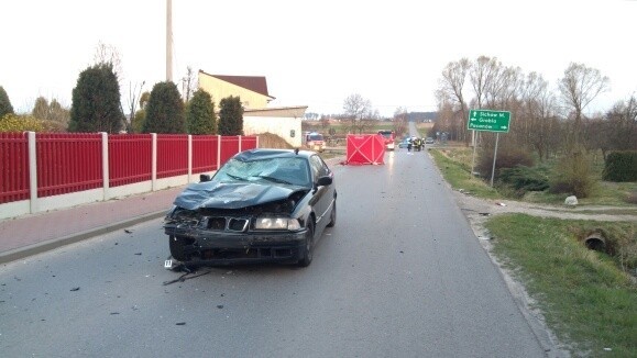 Tragedia w gminie Rytwiany. Motorowerzysta zderzył się z bmw. Kierowca jednośladu nie przeżył. 