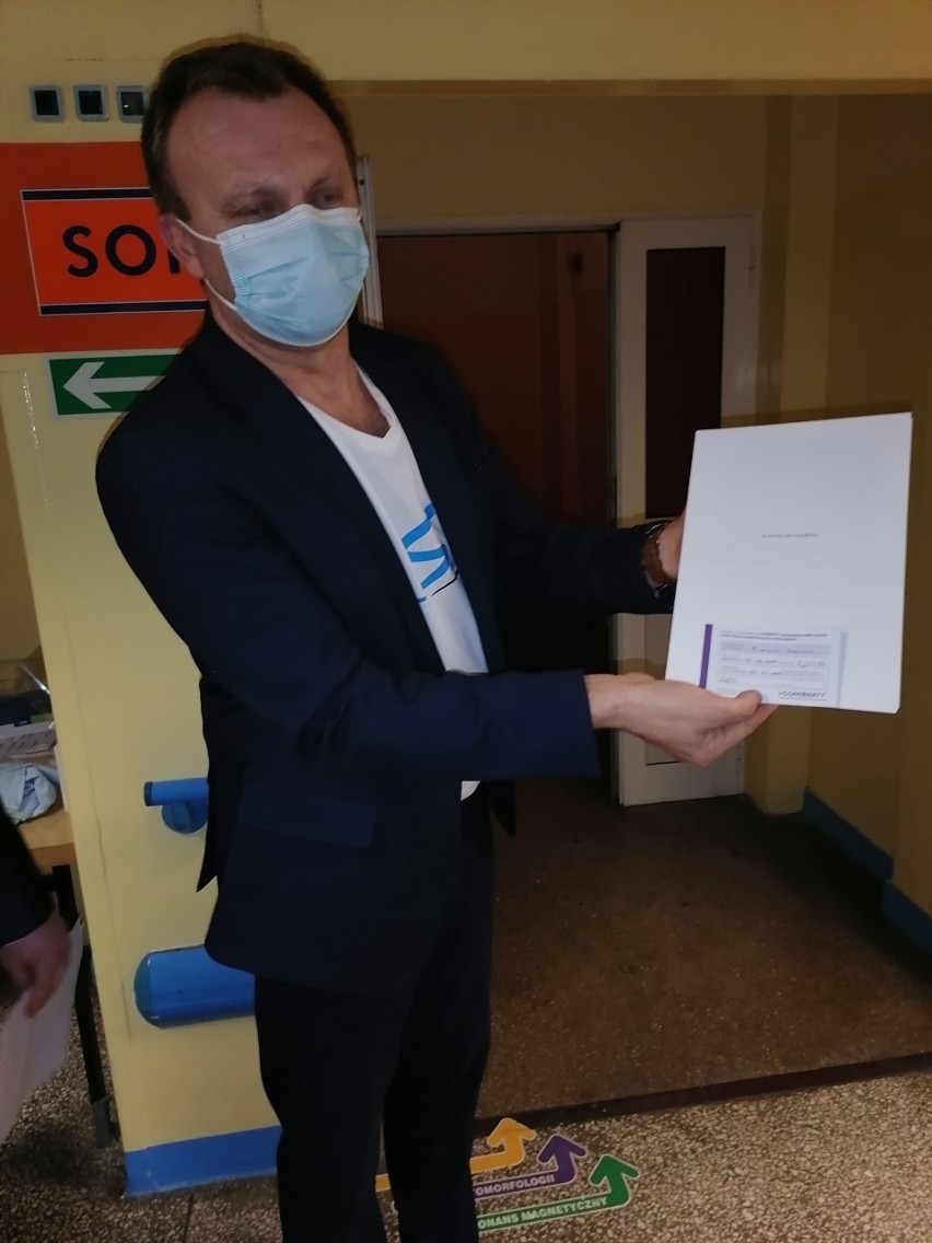 Ruszyły szczepienia przeciw COVID-19 w sandomierskim szpitalu. Pierwsi medycy i ochotnicy już zaszczepieni. Zobaczcie zdjęcia
