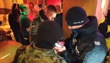 Paramilitarne grupy wspierały właściciela bydgoskiej Starej Babci w czasie wizyty sanepidu i policji w klubie