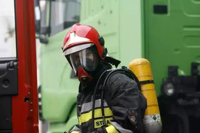 Dwóm osobom, które przebywały w mieszkaniu strażacy podali tlen. Następnie zostały one przekazane przybyłej na miejsce załodze karetki pogotowia. Ratownicy straży, ubrani w specjalne aparaty ochrony dróg oddechowych weszli natomiast do mieszkania, w którym znajdował się śmiertelnie trujący gaz.