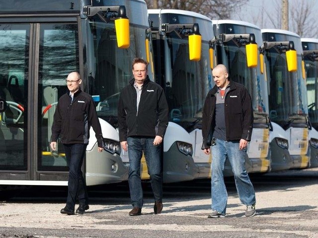 Volkswagen chce kupić całą Scanię Arjan de Nijs, dyrektor finansowy, Nyström Patrik, dyrektor produkcji, i Marek Zaniewski, technik – q-team przed autobusami wyprodukowanym w słupskiej fabryce Scanii.