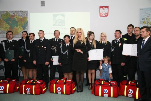 Przedstawiciele nagrodzonych grup ochotniczych straży pożarnych z (od lewej) Drożejowic, Sędziejowic, Grzybowej Góry, Zagnańska i Ciekot wraz z dyrektor Świętokrzyskiego Oddziału Regionalnego ARiMR Małgorzatą Erlich-Smurzyńską (w środku) oraz senatorem Jackiem Włosowiczem (pierwszy z prawej)