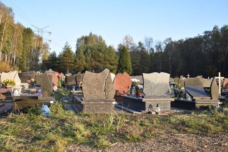 Dewastacja grobów w Zabrzu-Helence. Sprawcy wciąż...