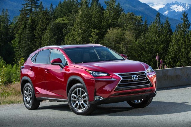 Lexus NXLexus NX dostępny jest w wersji przednionapędowej oraz z hybrydowo-elektrycznym napędem na cztery koła E-Four. Przednie koła napędza tutaj jednostka spalinowa współpracująca z silnikiem elektrycznym, natomiast za napędzanie kół osi tylnej odpowiada dodatkowy silnik elektryczny, który korzysta z energii odzyskanej podczas hamowania. Z układem współdziała szereg czujników, uruchamiających napęd tylnej osi w sytuacji, gdy wymagają tego warunki na drodze, także w czasie gwałtownego przyśpieszania. Układ współpracuje również z adaptacyjnym zawieszeniem, które automatycznie dostosowuje się do nawierzchni, po której porusza się pojazd.W najniższej wersji wyposażeniowej Elite, Lexusa NX z hybrydowym układem o łącznej mocy 197 KM i napędem E-Four można mieć od 185 900 zł.Fot. Lexus