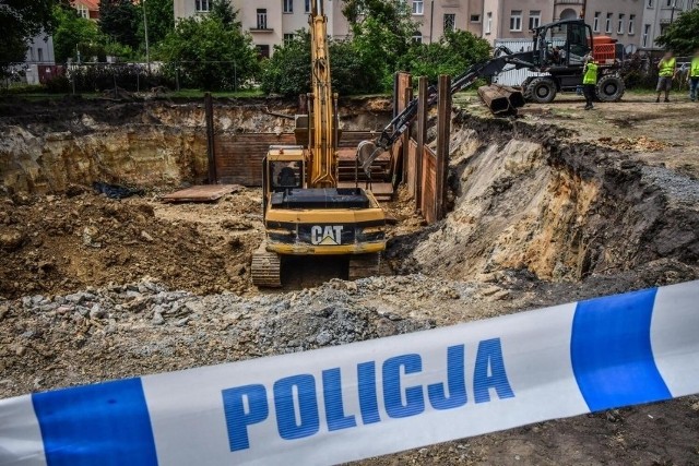 Do największej tragedii w trakcie pracy doszło w regionie w lipcu w Bydgoszczy. Tutaj na budowie przy placu Weyssenhoffa zginął pracujący mężczyzna. Wypadków przy pracy zgłoszono jednak w lipcu rekordowo dużo. Jednym ze zgłoszonych (10.07) był ten, któremu uległ pracownik MPO Toruń - przy obsłudze śmieciarki. Wydarzył się 30 czerwca, ale powiększył smutną statystykę PIP w lipcu.