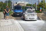 Pożar taksówki z napędem hybrydowym w centrum Wrocławia. Utrudnienia na ul. Grodzkiej