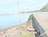 Poziom wody w Zalewie w Rybniku coraz niższy: Tony śmieci i brudu na brzegu