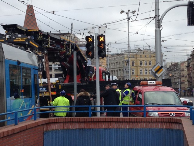 Wykolejenie tramwaju linii 33 na pl. Jana Pawła II