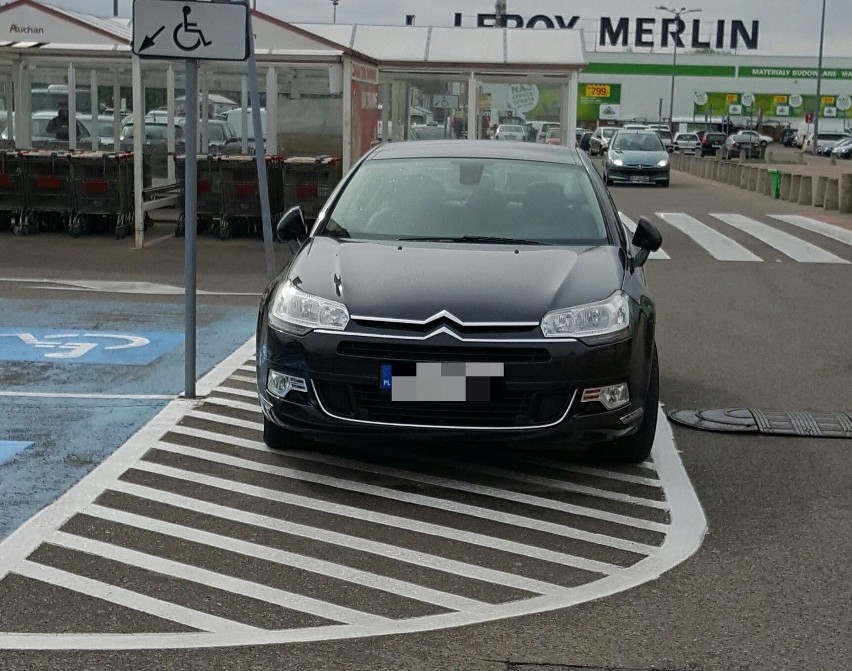 Na parkingu przy Auchan takie parkowania zdarzają się...