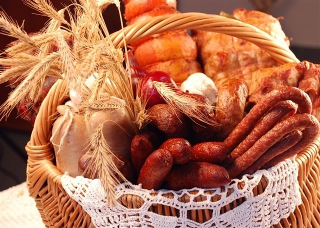 Umiar w diecie jest najważniejszy, bo nadmiar mięsa, szczególnie tradycyjnych w polskiej kuchni tłustych kiełbas czy kotletów, nie jest zdrowy.