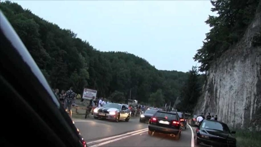 Zlot w Pieskowej Skale. Fani motoryzacji pod kontrolą policji. Posypały się mandaty