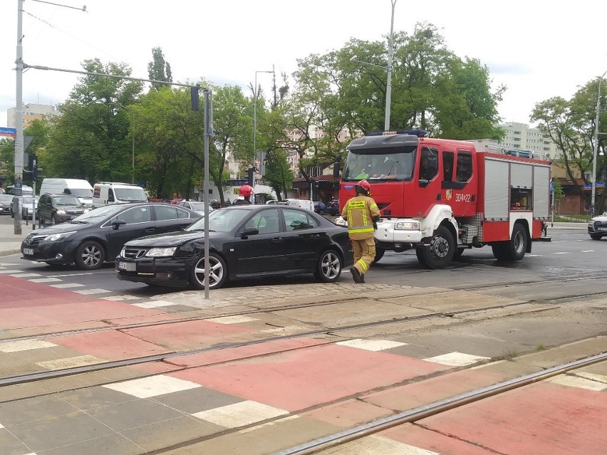 Wypadek BMW i saaba w centrum Wrocławia (ZDJĘCIA)