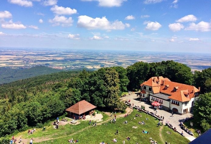 Góra Ślęża wznosząca się na wysokość 717,5 m n.p.m., mimo...