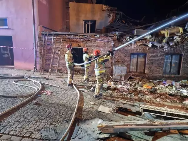 Do wybuchu gazu w Chełmży przy ulicy Wodnej 3 doszło w czwartek, 10 sierpnia, wieczorem. Matka i syn w ciężkim stanie trafili do szpitali w Poznaniu i Chełmży, a cztery rodziny straciły dach nad głową i dobytek.