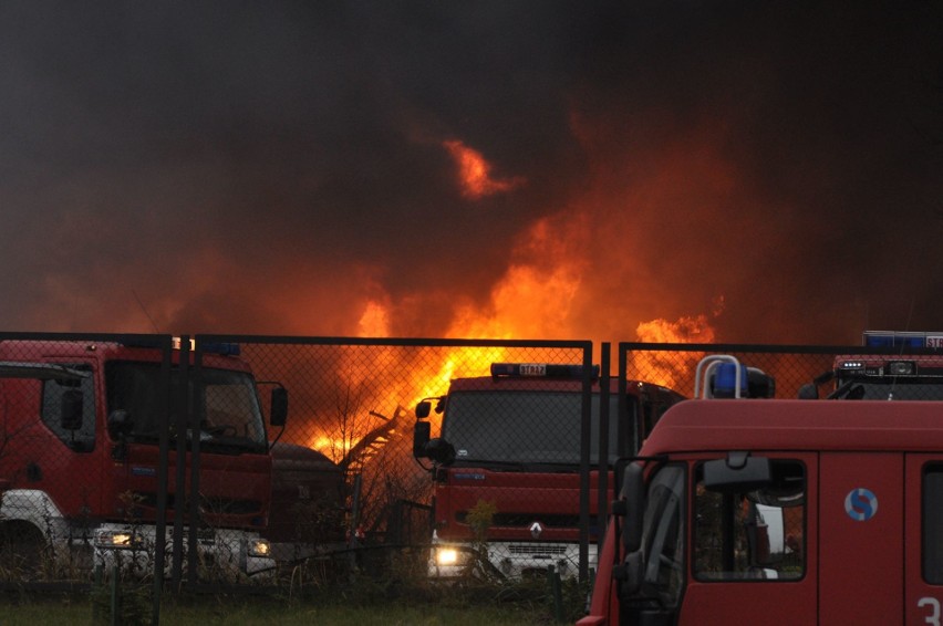 Wybuchł wielki pożar; spłonęły lokomotywy, 17 cystern,...