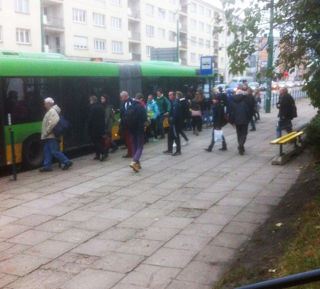 Wreszcie autobus linii T2 przyjechał - odetchnęli pasażerowie na przystanku na ul. Dąbrowskiego. Czekali pół godziny