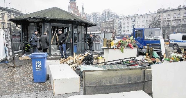 Tak wyglądał wczoraj demontaż kwiaciarni na Rynku Podgórskim. Jej właścicielka nie blokowała rozbiórki