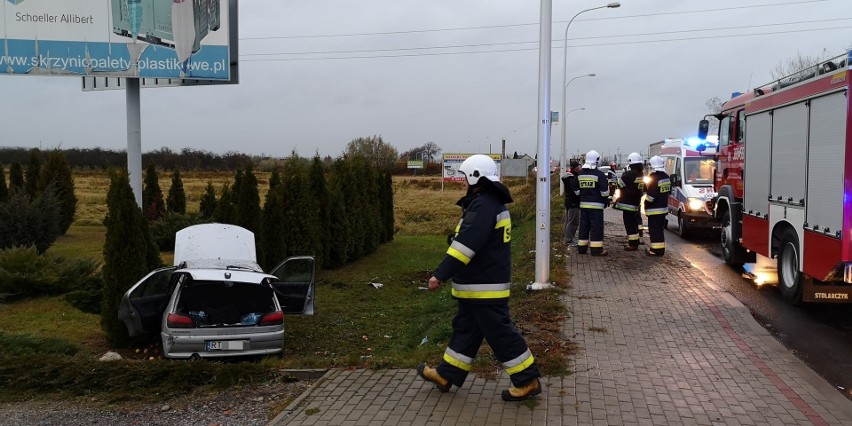 Peugeot dachował na drodze w Tarnobrzegu, wpadł na prywatną posesję