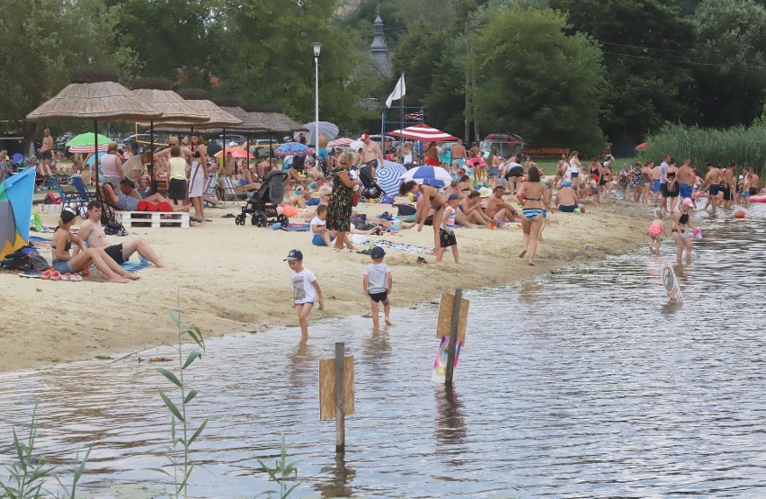 Tłumy plażowiczów wypoczywały w niedzielne popołudnie na Przystani w Iłży. Nie brakowało chętnych do kąpieli - zobacz zdjęcia