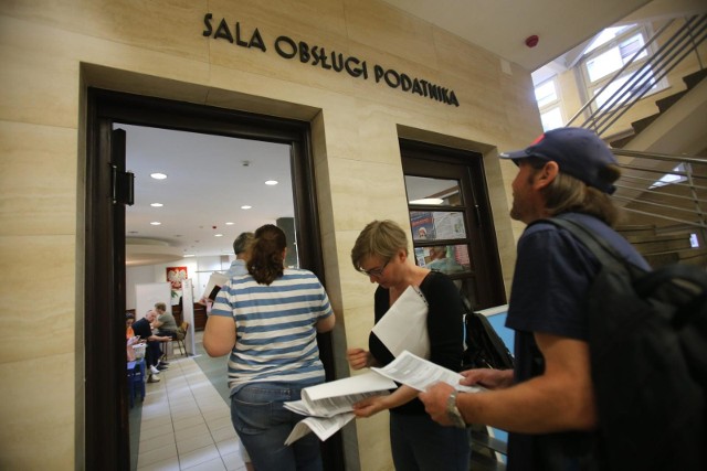 30.04.2018  katowiceurzad skarbowy na zwirki i wigury ostatni dzien skladania pitow zeznan podatkowychlucyna nenow /dziennik zachodni/ polska press *** local caption *** urzad skarbowy na zwirki i wigury ostatni dzien skladania pitow zeznan podatkowychpit zeznania podatkowe us