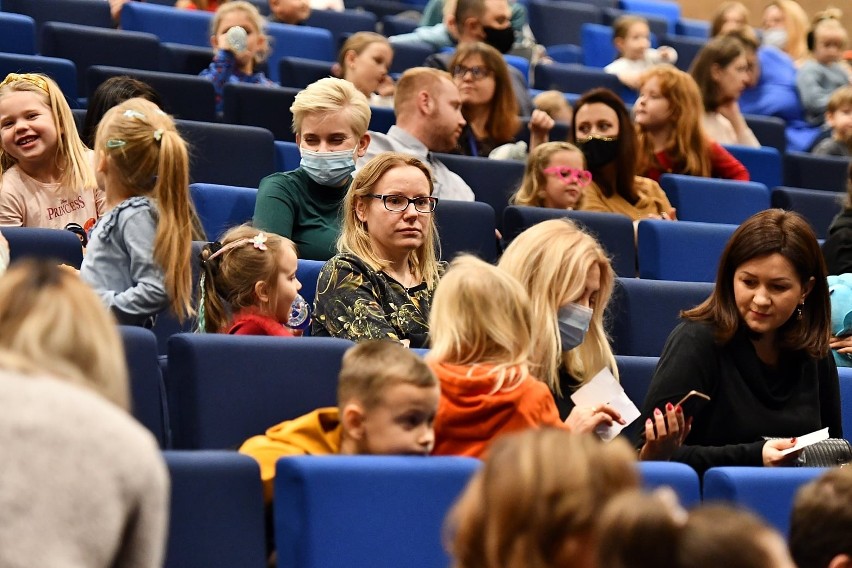 Dzieci obejrzały "Opowieść wigilijną" w Kozienickim Domu...