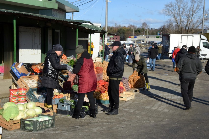 Handel owocami i warzywami na giełdzie w Sandomierzu....