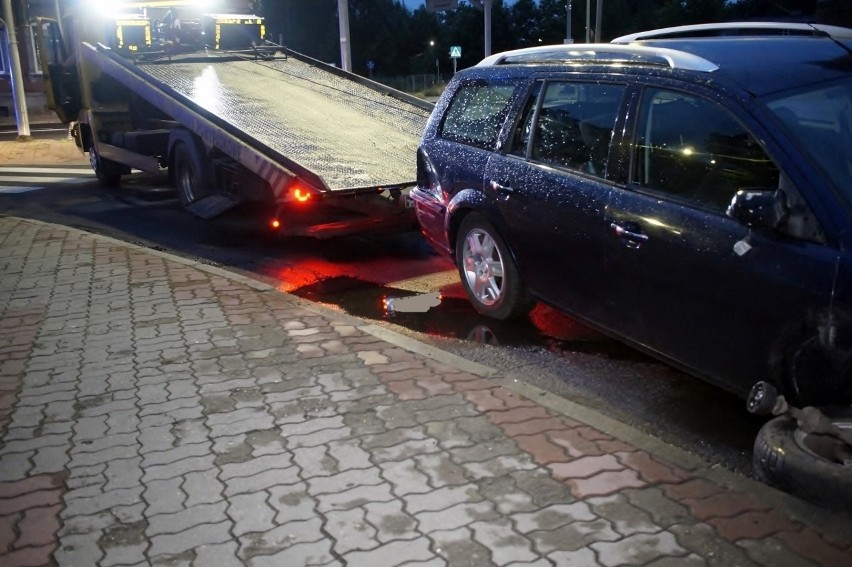 Nietrzeźwy kierujący i urwane koło. Kolejny przypadek prowadzenia pojazdu pod wpływem