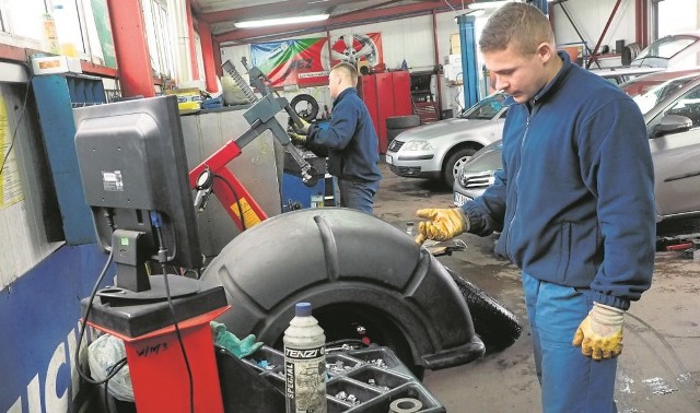 W PointS Stanfex w Koszalinie w piątek opony zmieniał m.in. mechanik Michał Romańczuk.