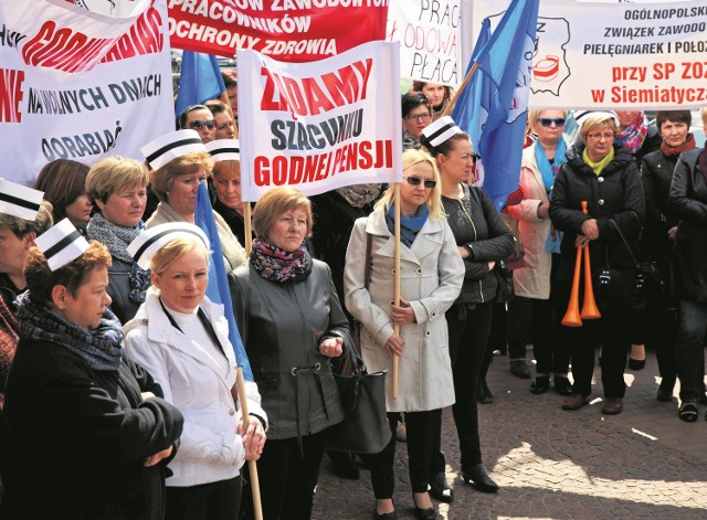 Podlaskie pielęgniarki - coraz starsze i coraz ich mniej. Aby przeżyć, muszą pracować na dwóch, a nawet trzech etatach.