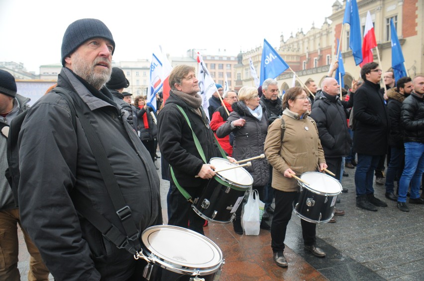 Kraków. Protest KOD-u przeciw reformie sądownictwa [ZDJĘCIA, WIDEO]