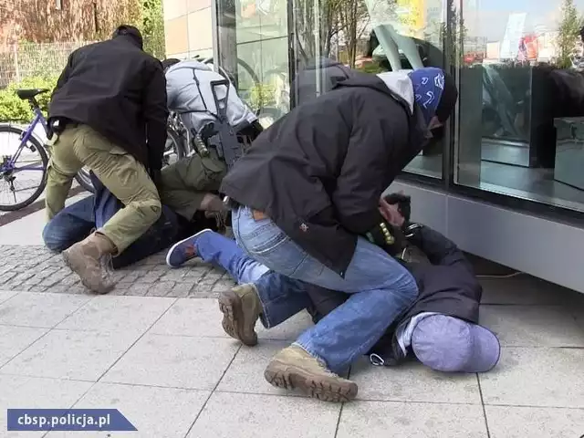 Akcja policjantów przed Galerią Bałtycką wyglądała jak scena serialu kryminalnego