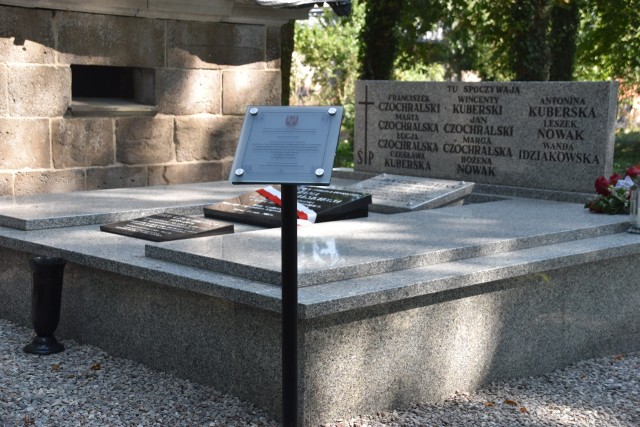Światowej sławy naukowiec spoczywa na starym cmentarzu w Kcyni.  Przy wsparciu wielu osób i instytucji udało się jego grobowiec odrestaurować.
