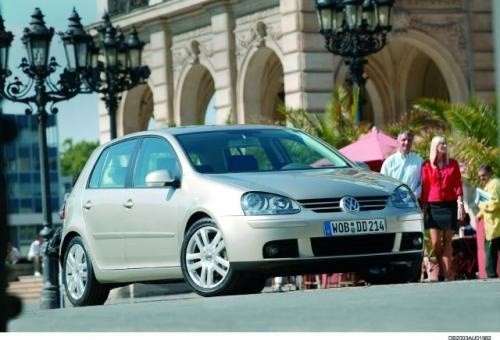 Fot. VW:  VW Golf to ostoja koncernu. W najnowszym wydaniu prezentuje zmodernizowany wygląd, nową płytę podłogową i wielowahaczowe zawieszenie z tyłu. Bagażnik o objętości 350 l można powiększyć, składając tylną kanapę.