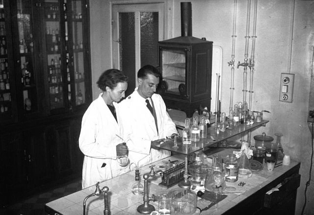 Małżeństwo Joliot-Curie w 1935 roku zdobyło Nagrodę Nobla z...
