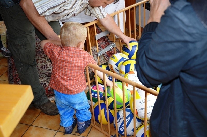 Pastor Jan Byrt rozdał piłki do siatkówki dzieciom [ZDJĘCIA]