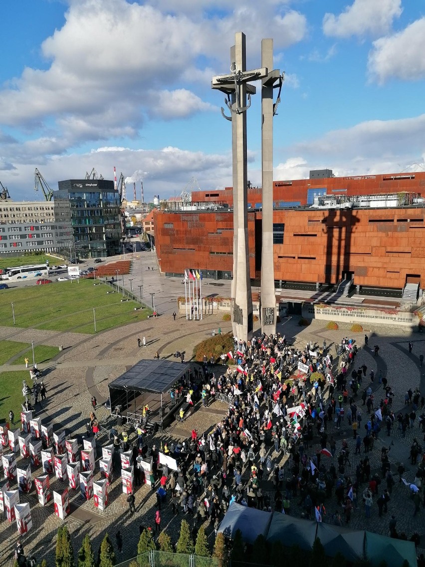 Marsz antyszczepionkowców ulicami Gdańska. Na transparentach: "My się nie szczepimy", "Stop segregacji sanitarnej"