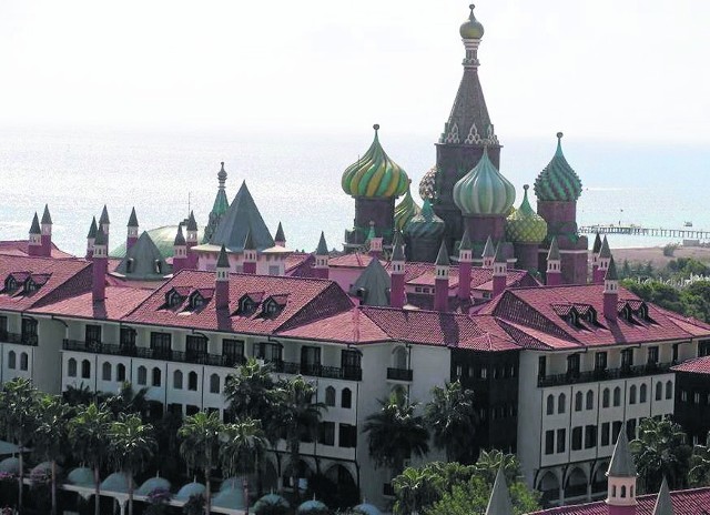 W stylizowanym na moskiewski Kreml tureckim hotelu WOW Kremlin Palace przez najbliższe dwanaście dni będą mieszkać piłkarze Widzewa. W czasie zgrupowania rozegrają cztery sparingi