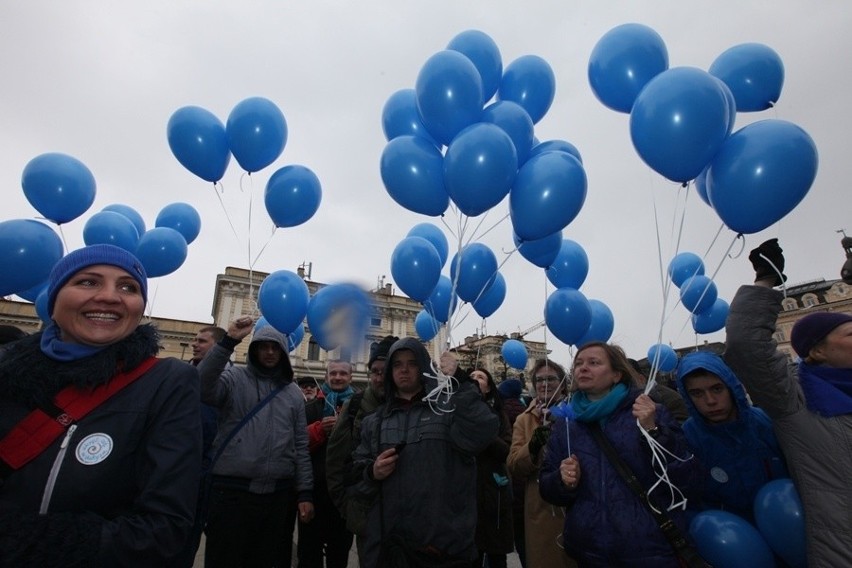 Kraków. W niebo poleciało ponad 100 niebieskich balonów [ZDJĘCIA]