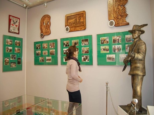 Na ekspozycję składają się m.in. zdjęcia, odznaki, przedwojenne pamiątki