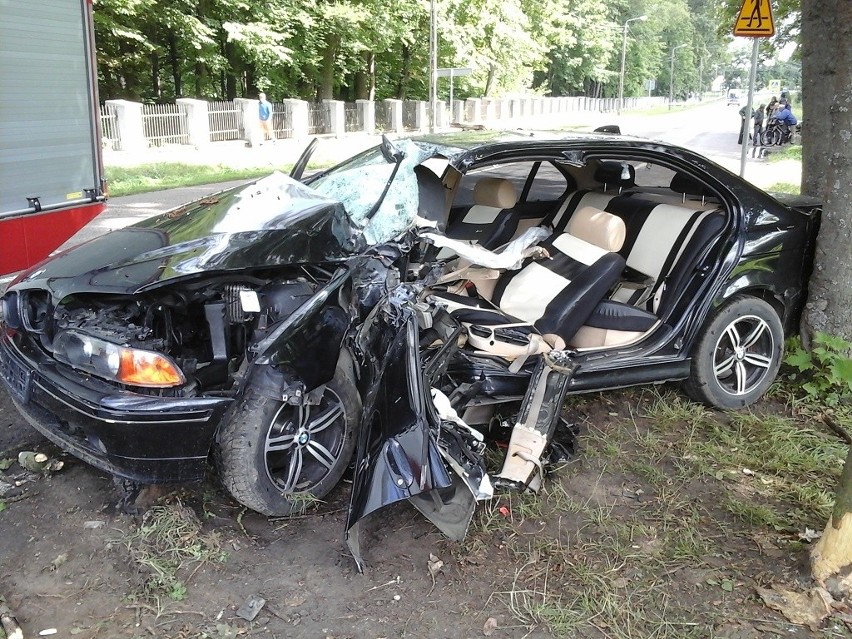 Rudka. Wypadek na DW 681. BMW uderzyło w drzewo. Kierowcę wyciągali strażacy (zdjęcia)