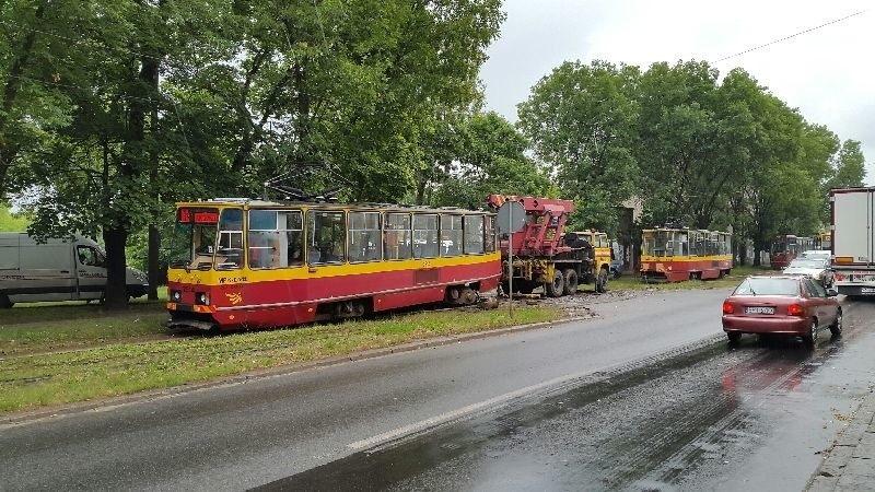 Z tramwaju linii 14 wypadł silnik. Awaria na ulicy Dąbrowskiego