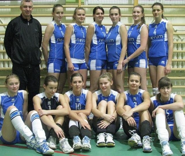 W górnym rzędzie trener Dariusz Piersa, Gabrysia Borawska, Angelika Olbryś, Patrycja Pawelczyk, Martyna Lenkiewicz, Marta Chojnacka, Joanna Nasiadka, dolny rząd: Ewelina Kaczyńska, Marta Skiba, Klaudia Stepnowska, Martyna Zyśk, Paula Rutkowska, Kinga Dudzic.